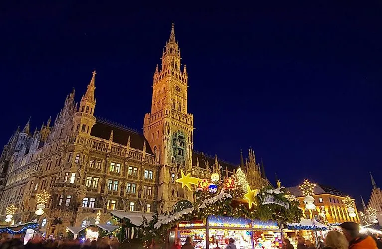 Weihnachtsmarkt am Marienplatz bei Nacht mit festlicher Beleuchtung
