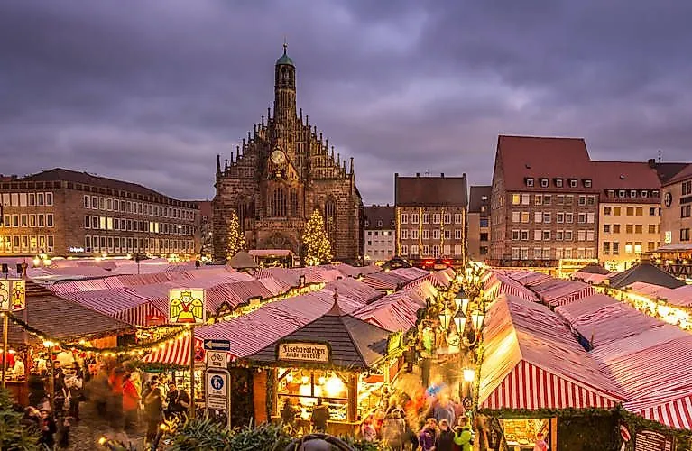 Blick auf den festlich beleuchteten Christkindlesmarkt mit Frauenkirche in der Nürnberger Altstadt.