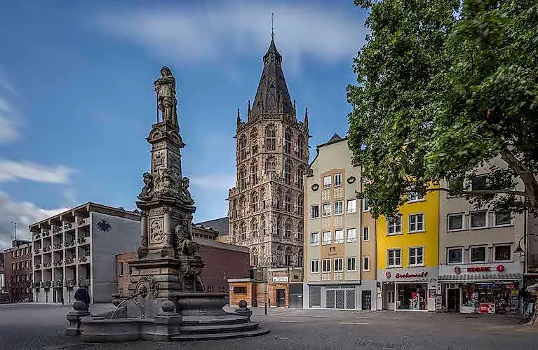 Historischer Alter Markt mit Rathausturm und Jan-von-Werth-Brunnen in der Kölner Altstadt.