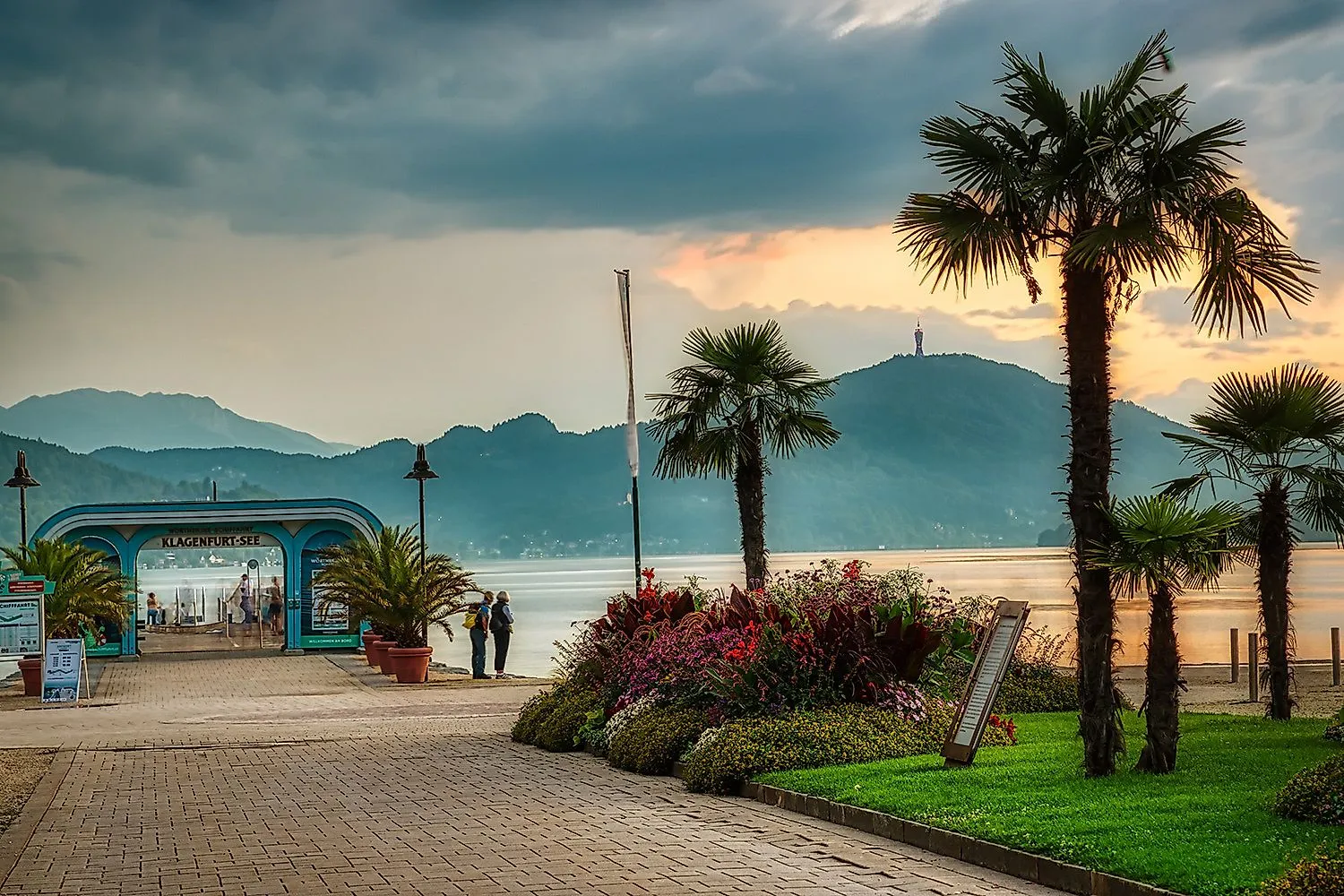 Dolce Vita à Klagenfurt - Promenade au bord du lac avec palmiers et vue sur le Wörthersee
