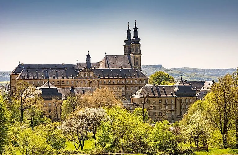 Majestätischer Blick auf das barocke Kloster Banz inmitten grüner Hügellandschaft bei Bad Staffelstein.