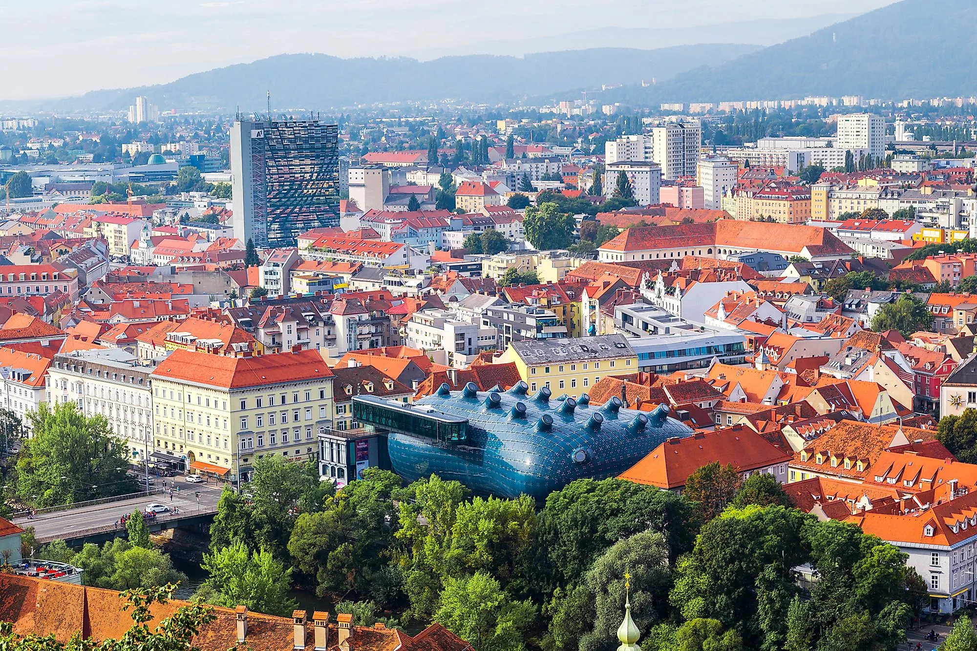 Vista aérea de Graz con la Kunsthaus y los tejados rojos del casco histórico