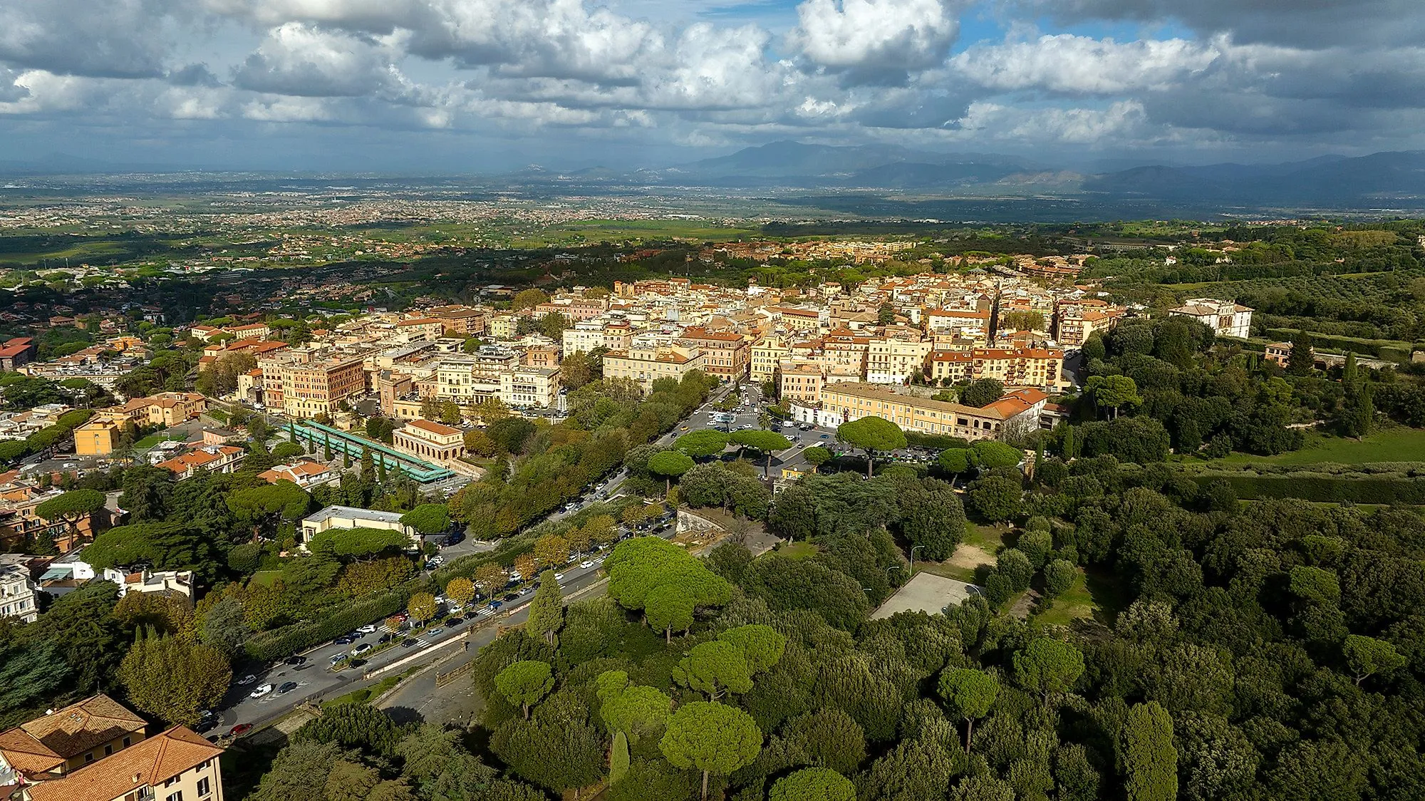 Blick auf Frascati in Latium mit historischen Villen, grünen Pinien und Hügeln im Hintergrund