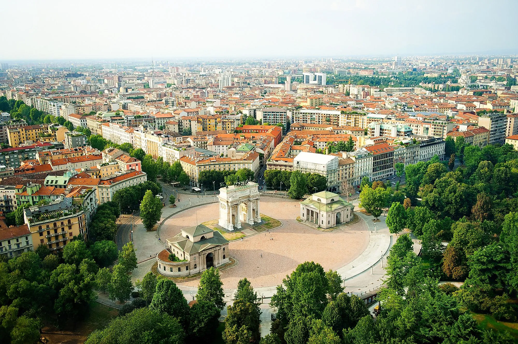 Panorama von Mailand mit dem Triumphbogen Arco della Pace und Stadtvierteln im Hintergrund