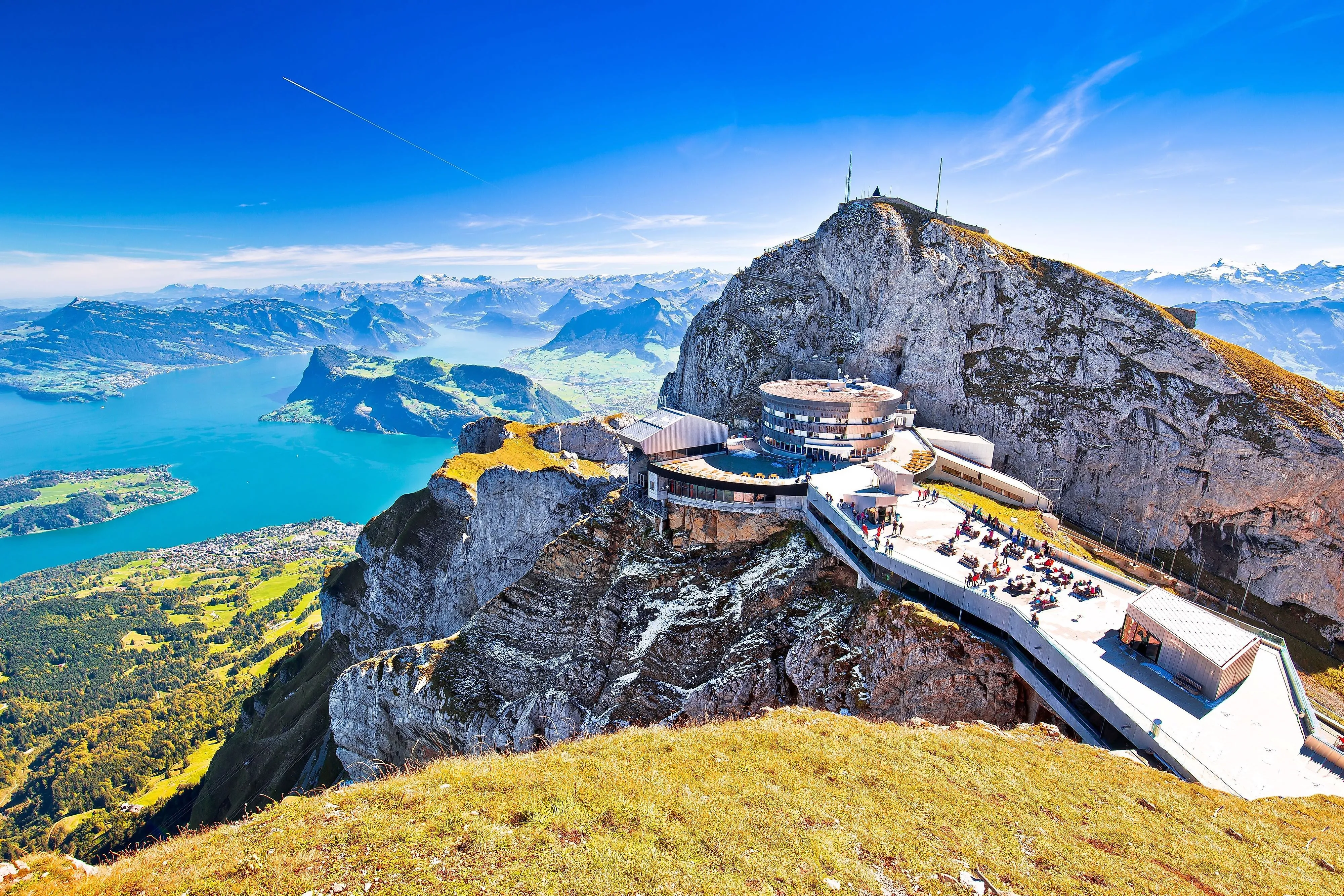 Aussicht vom Pilatus über die Zentralschweizer Alpen und den Vierwaldstättersee