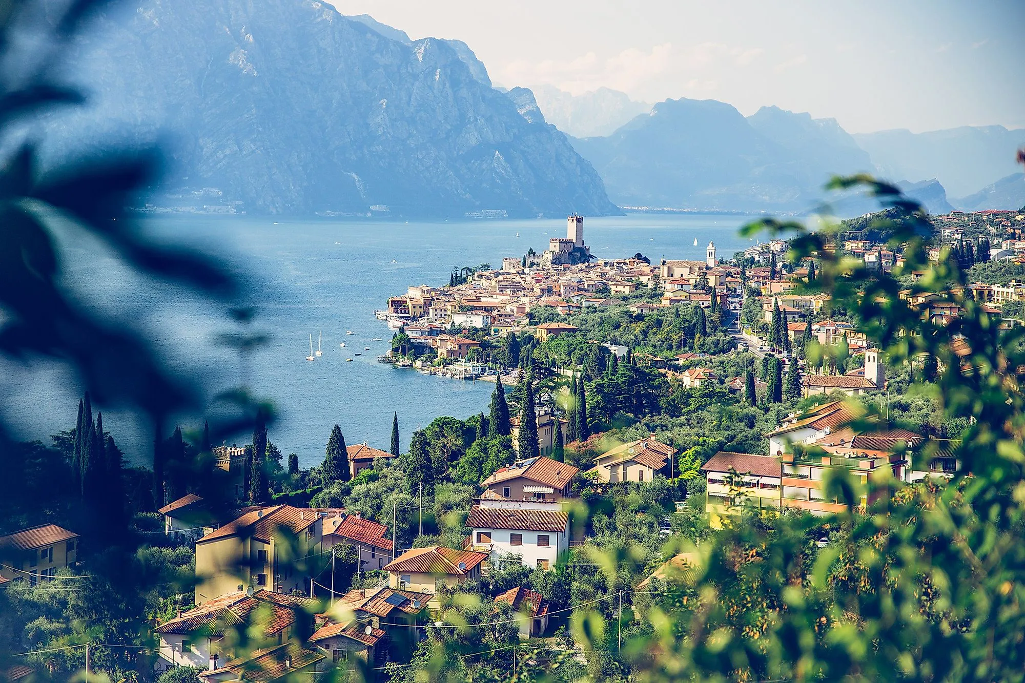 Blick auf Malcesine am Gardasee mit seiner mittelalterlichen Burg und umliegenden Bergen.