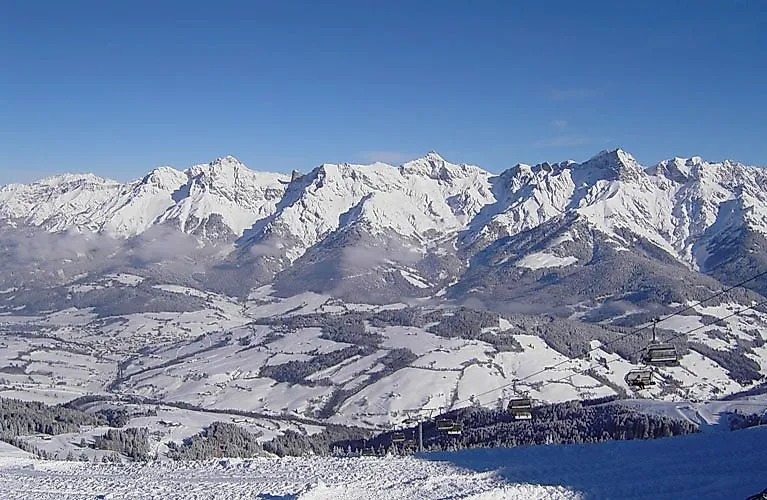 Blick auf das verschneite Skigebiet Hochkönig mit Sesselliften und Alpenpanorama