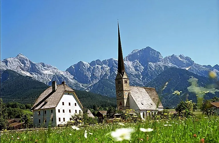 Historische Kirche von Maria Alm vor dem imposanten Hochkönig-Massiv im Sommer