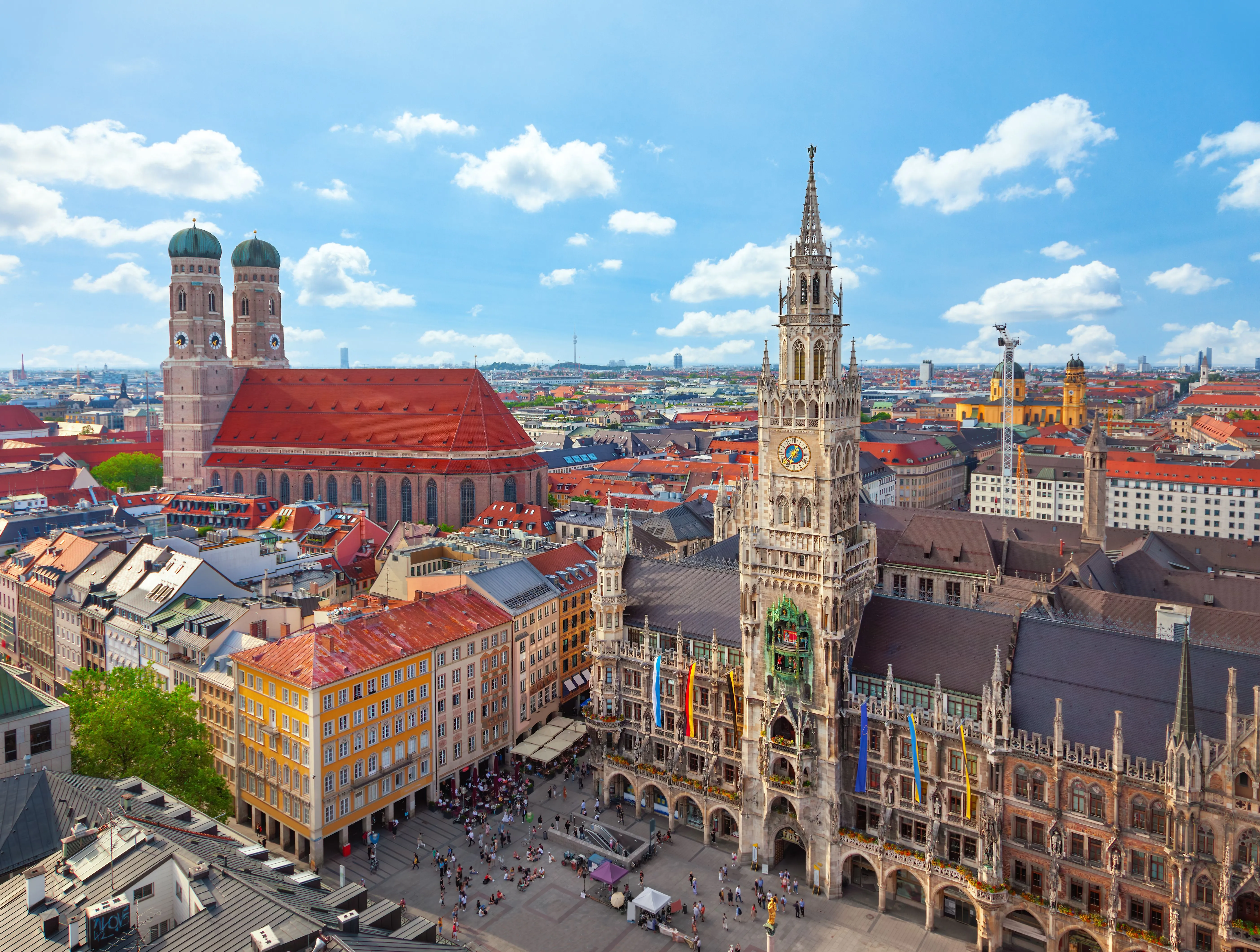 Blick von hoch oben auf den Marienplatz mit dem Alten Rathaus
