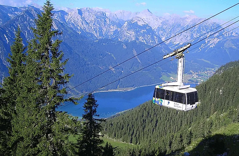 Gondel der Rofanseilbahn über dem Achensee mit atemberaubendem Blick auf die umliegenden Berge.