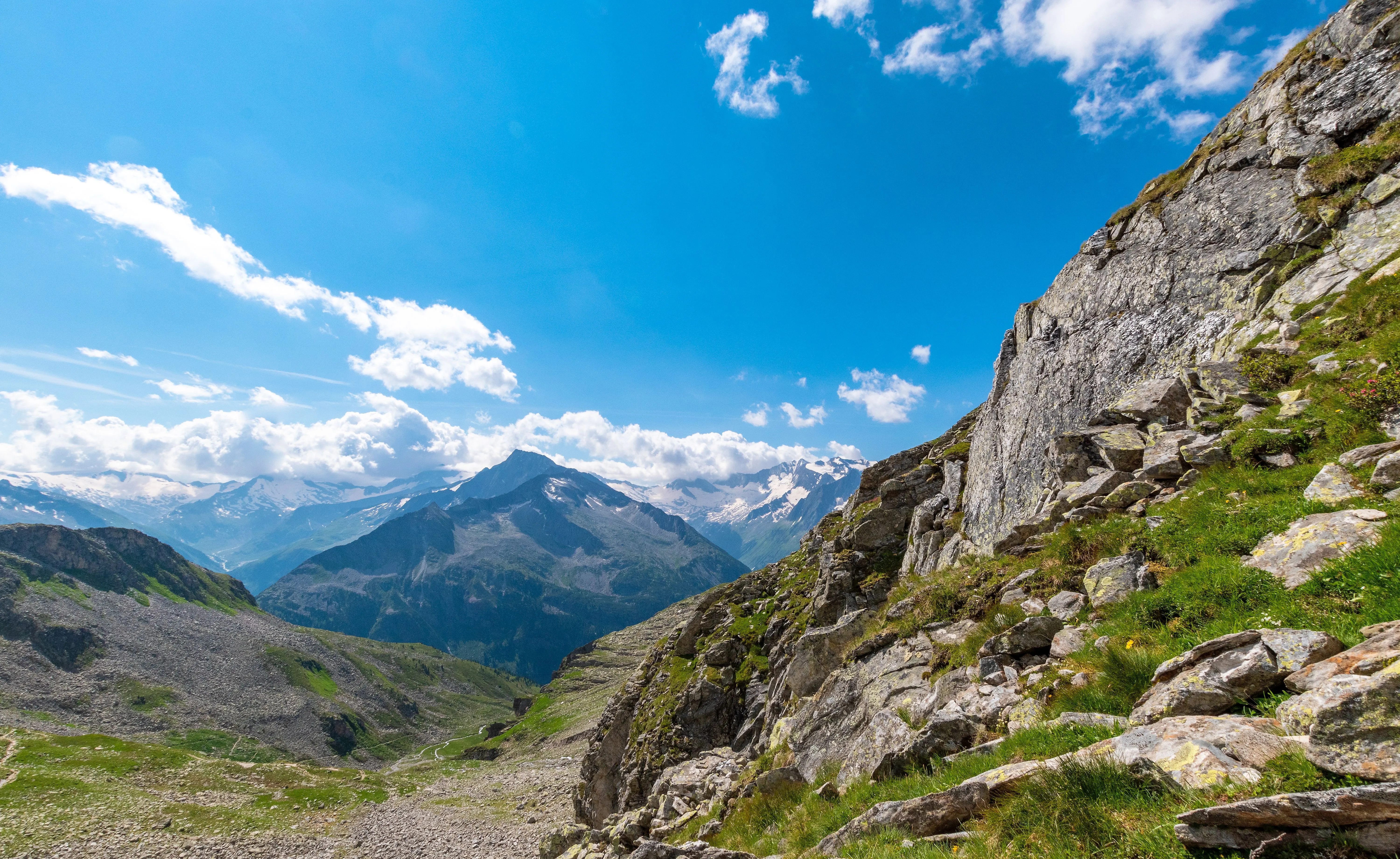 Berglandschaft mit Wanderpfad und Panoramablick in Mayrhofen im Zillertal bei sommerlichem Wetter.