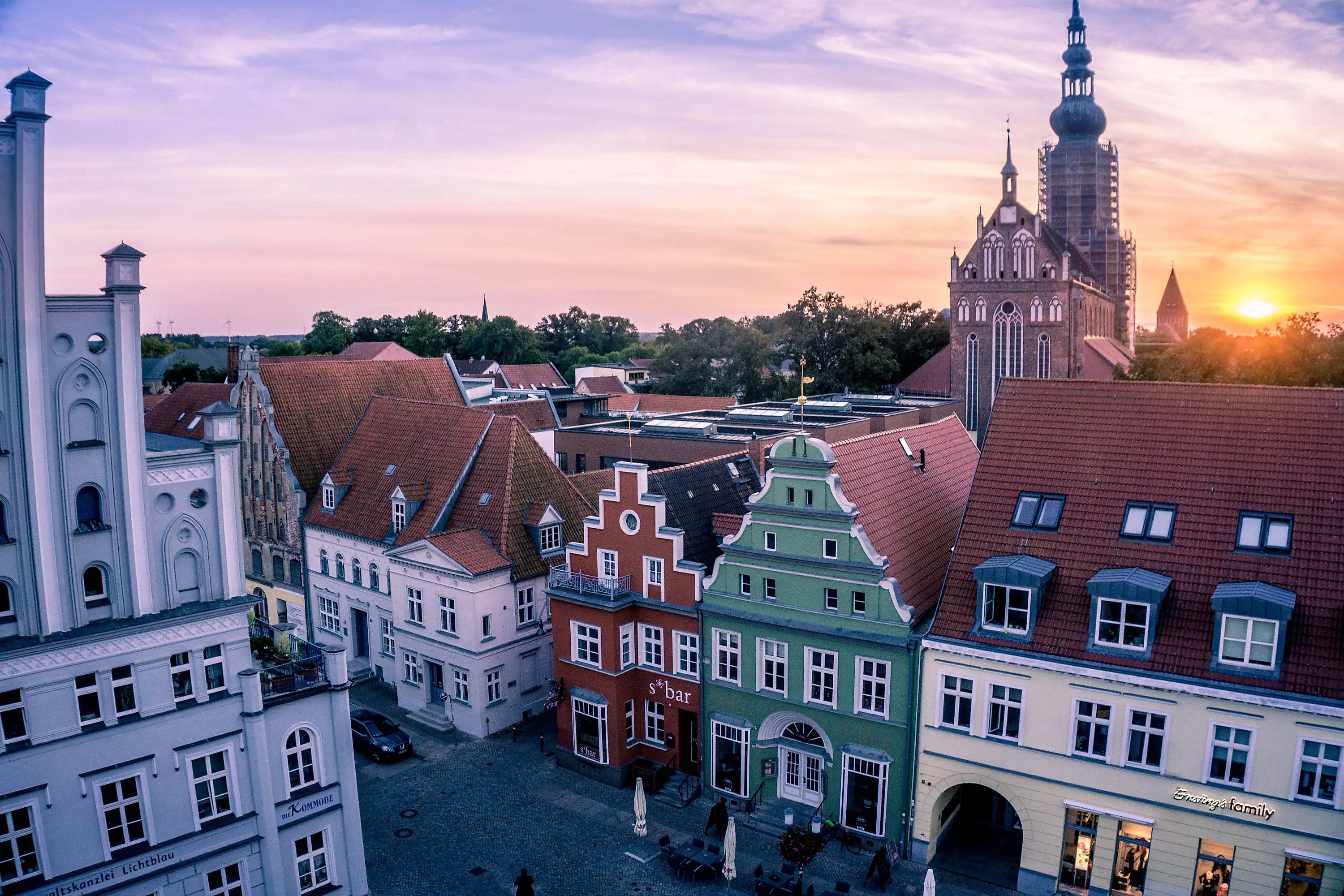Historische Giebelhäuser am Fischmarkt in Greifswald bei Sonnenuntergang