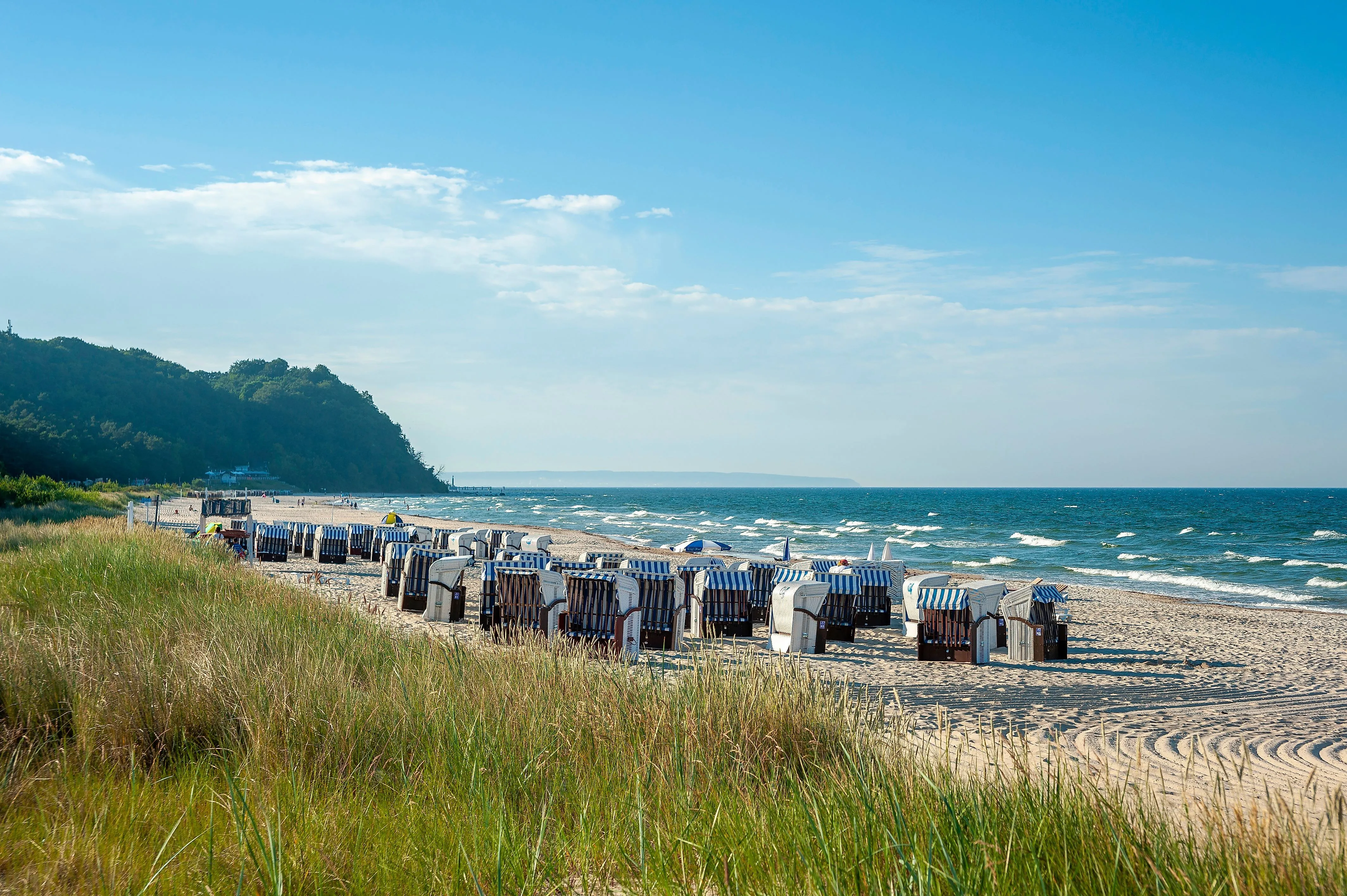 Strandkörbe am Ostseestrand von Baabe auf Rügen mit Blick aufs Meer