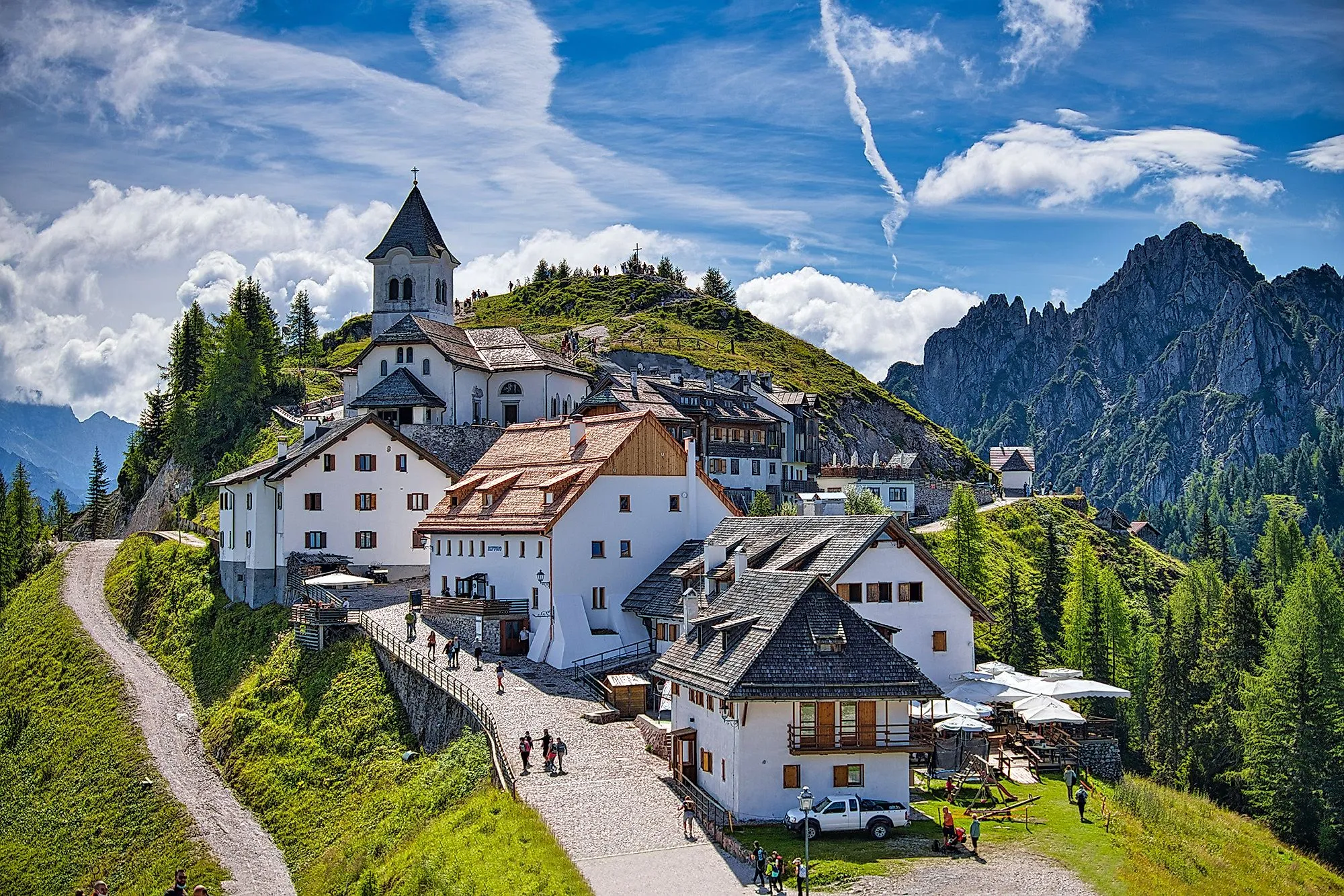 Wallfahrtsort Monte Lussari bei Tarvisio mit Kirche und Alpenpanorama