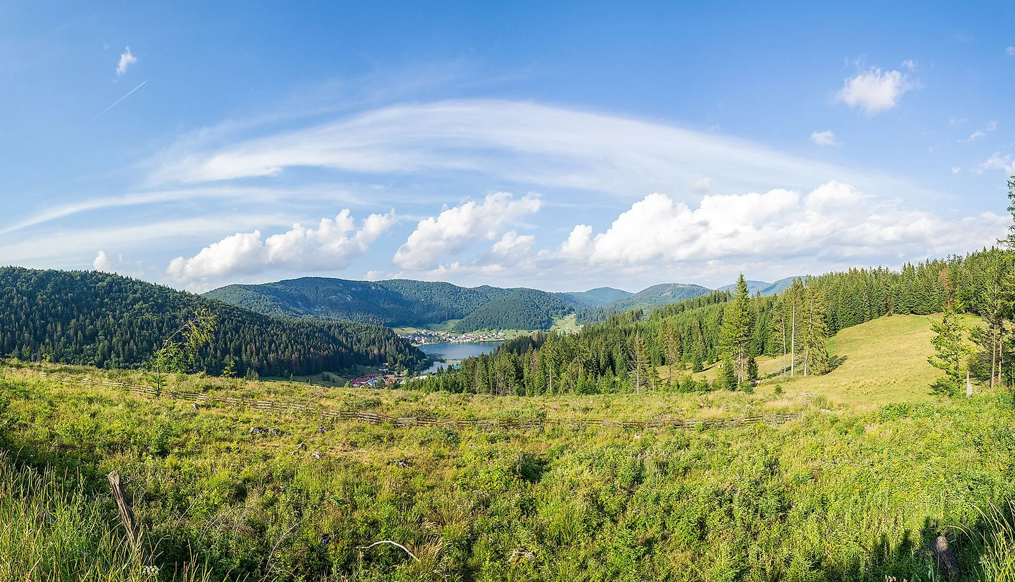Sommer im Nationalpark Slowakisches Paradies mit grünen Hügeln und Wäldern