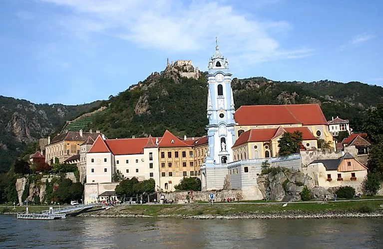Blick auf die Altstadt von Dürnstein mit Stift und Burgruine über der Donau in Niederösterreich