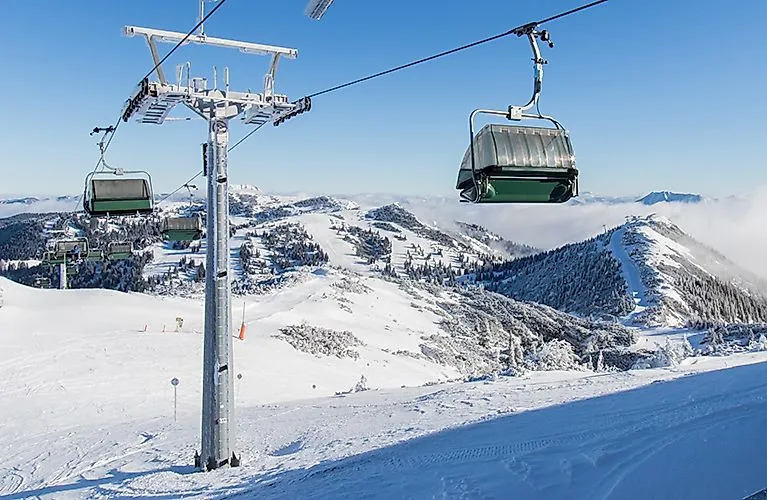 Sessellift im Skigebiet Hochkar mit verschneiten Bergen und Skipisten in Niederösterreich