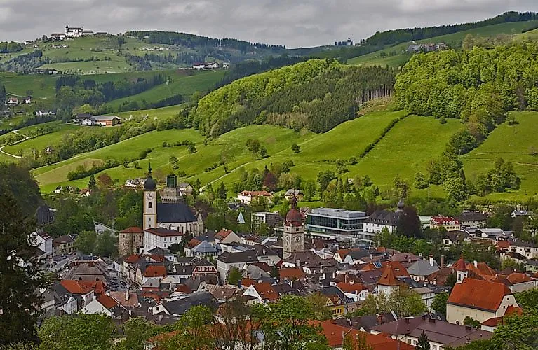 Historischer Stadtkern von Waidhofen an der Ybbs umgeben von grünen Hügeln in Niederösterreich