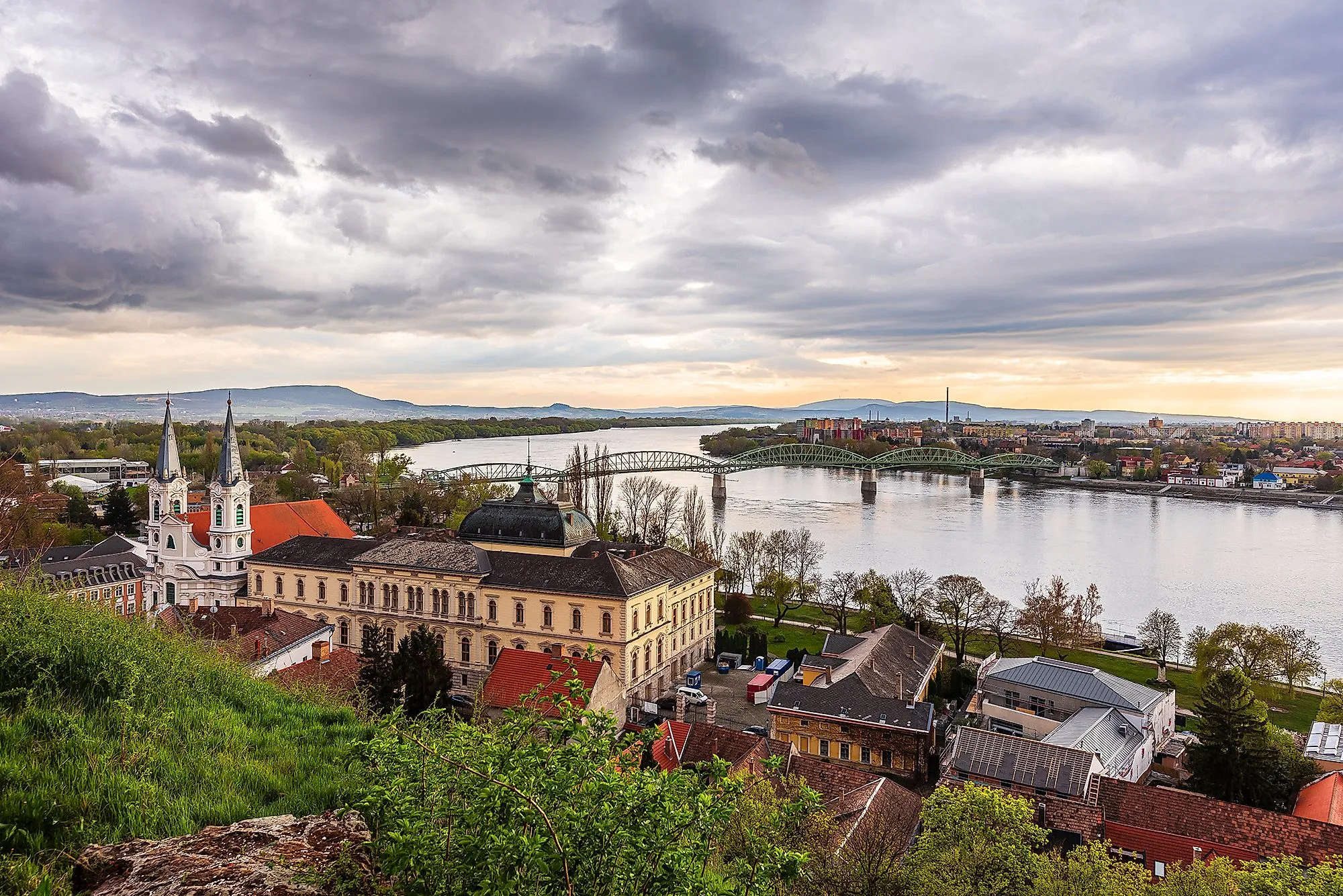 Štúrovo am Donauufer mit Esztergomer Brücke im Hintergrund, bei stimmungsvollem Himmel