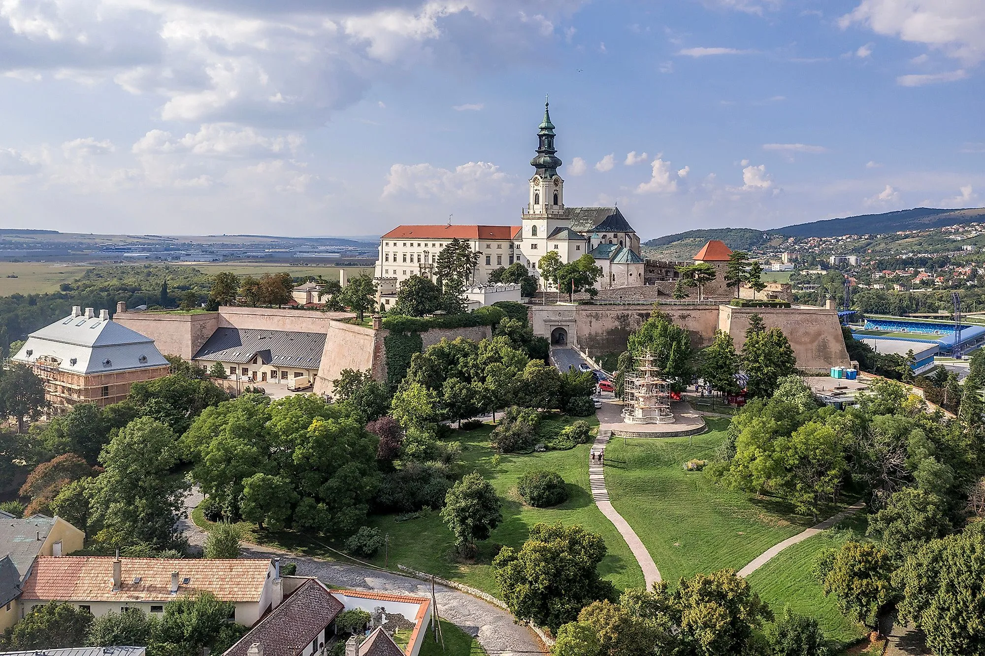 Schloss Nitra in der Slowakei mit Turm und Park, umgeben von sanften Hügeln