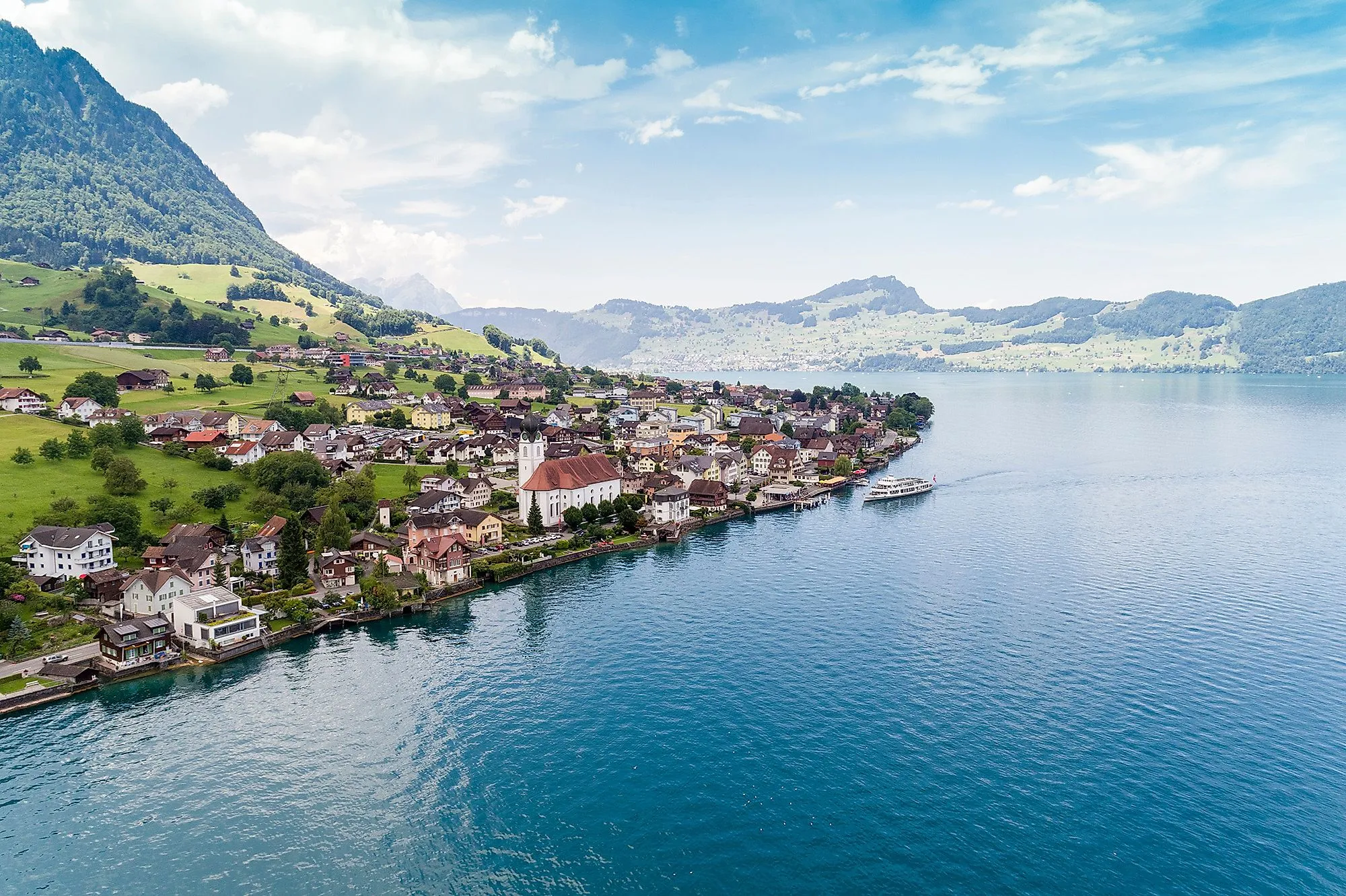 Das Dorf Beckenried in Nidwalden am Ufer des Vierwaldstättersees mit Bergen im Hintergrund