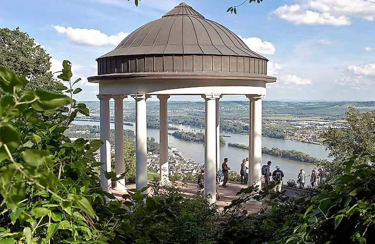 Niederwald-Tempel mit Ausblick auf das Rheintal bei Rüdesheim an einem sonnigen Tag