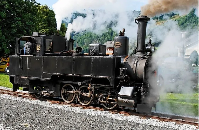 Dampflok der Taurachbahn in Mauterndorf vor grüner Bergkulisse