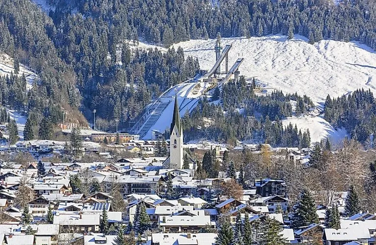 Vista invernale di Oberstdorf con il trampolino dello Schattenberg innevato