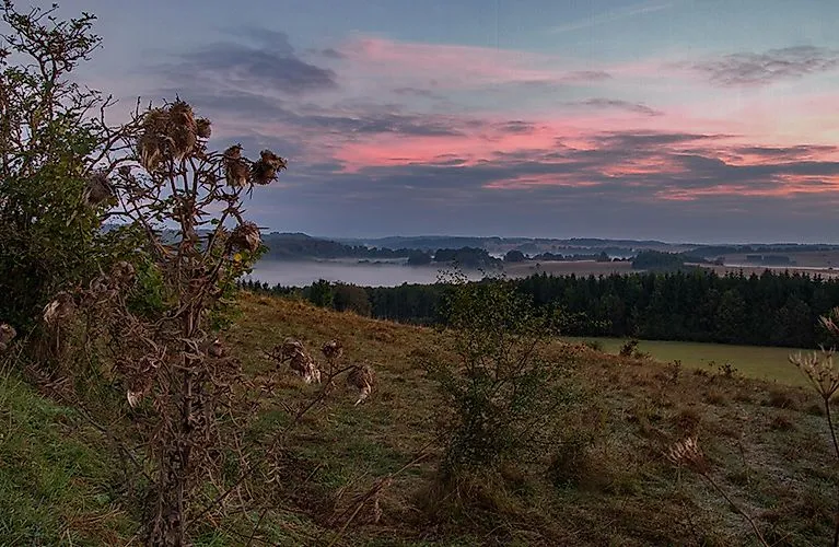 Stimmungsvolle Morgenlandschaft bei Münsingen auf der Schwäbischen Alb mit Blick ins neblige Lautertal