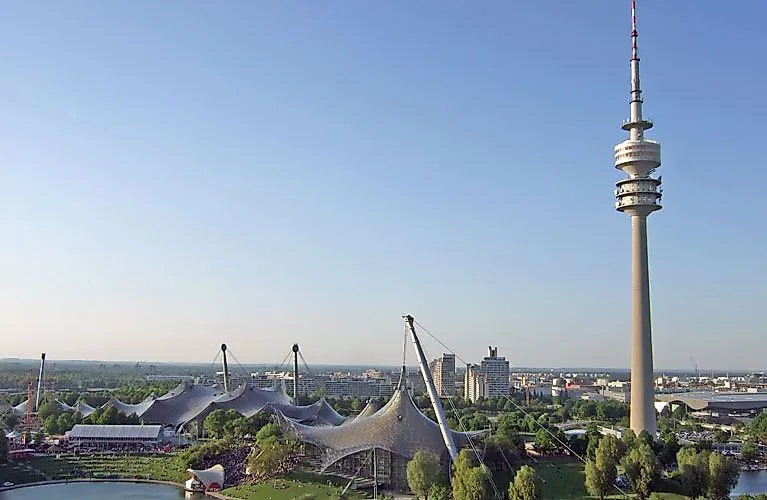Blick über den Olympiapark München mit Zeltdachkonstruktion und dem markanten Olympiaturm.
