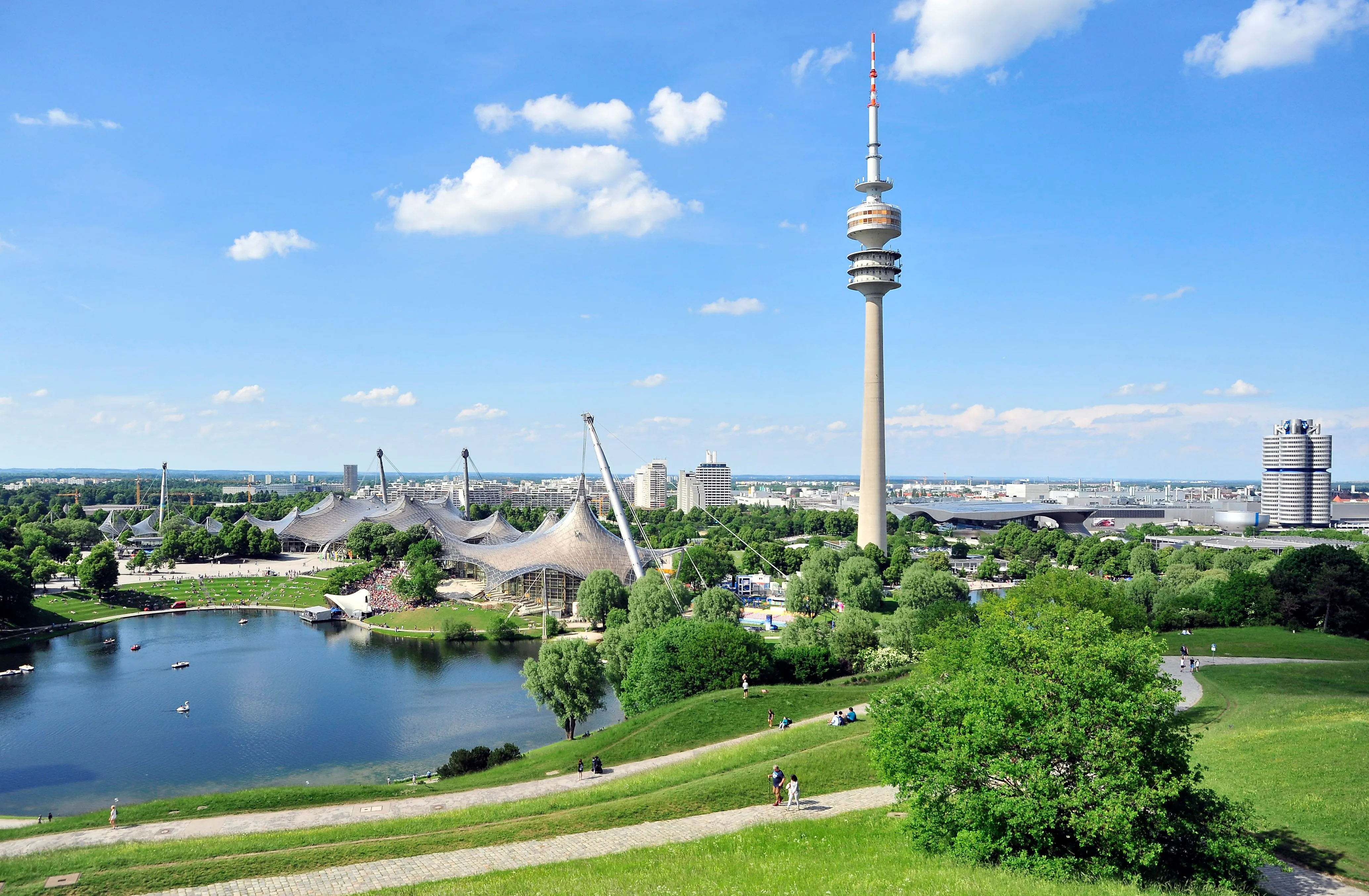 Olympiapark in München - Blick auf den markanten Olympiaturm und den Olympiasee