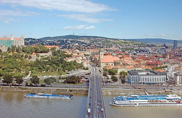 Blick über die Donau auf Altstadt und Burg von Bratislava
