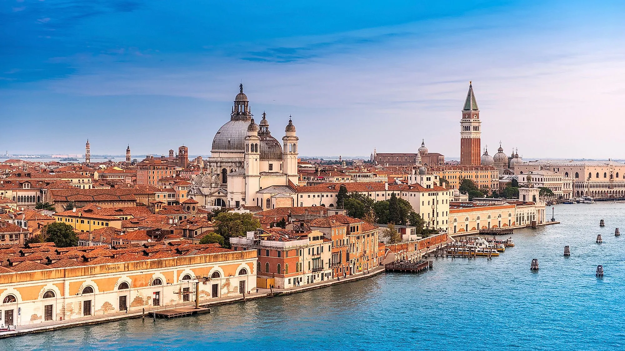 Panorama von Venedig mit dem Markusdom, Campanile und den typischen Kanälen.