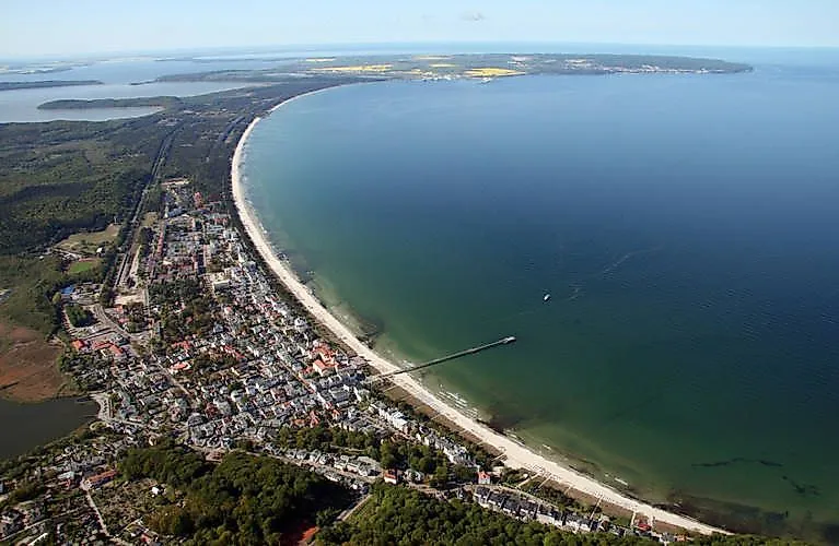 Luftbild des Ostseebads Binz auf Rügen mit langer Seebrücke, Strandpromenade und weiter Sicht über die Ostsee