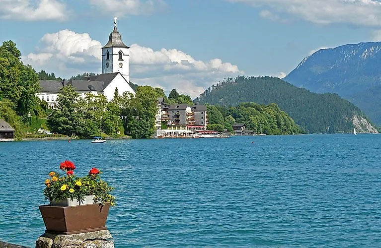 Kirche und Ort St. Wolfgang am Ufer des Wolfgangsees im Salzkammergut, Oberösterreich