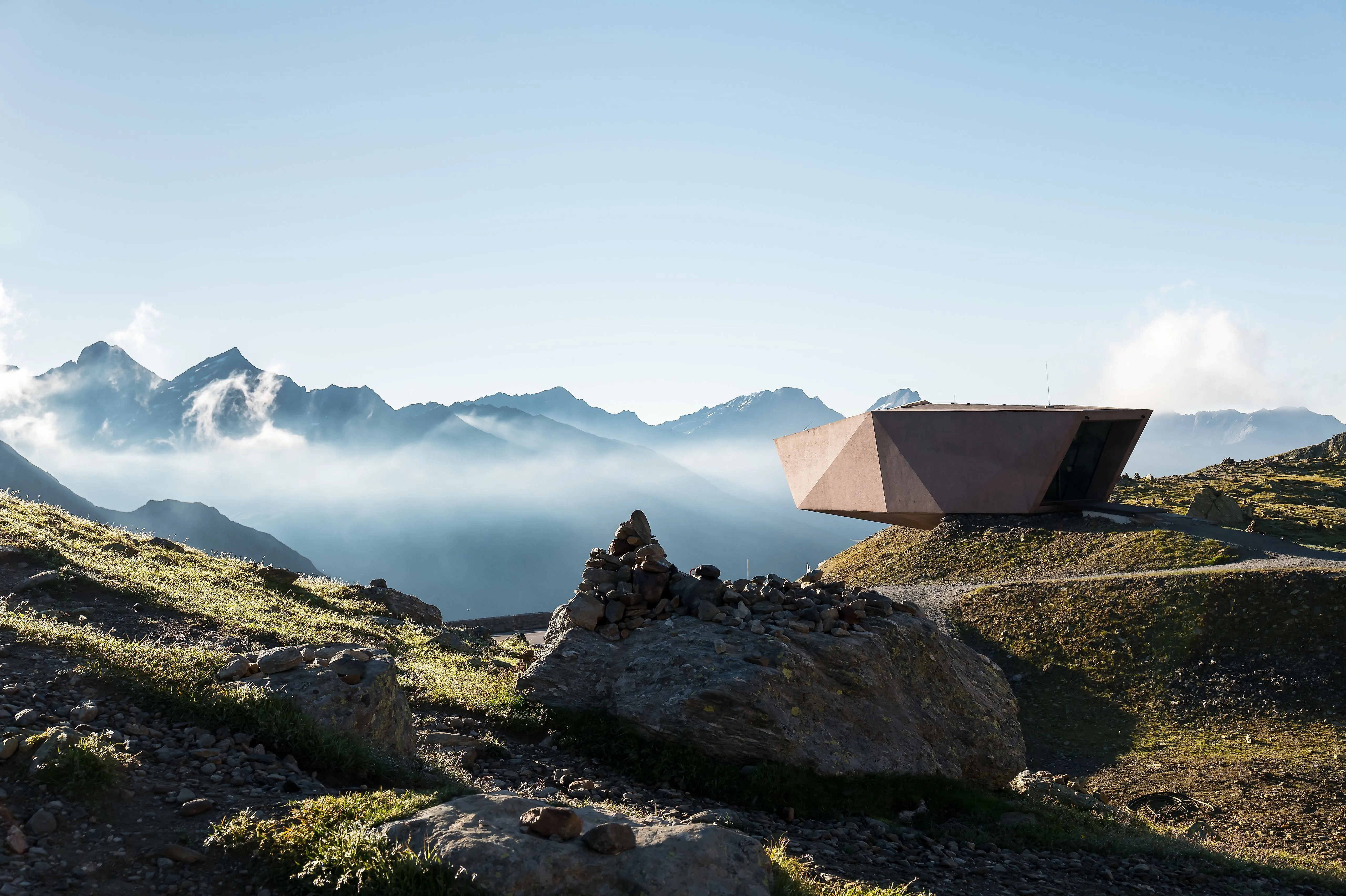 Modernes Passmuseum am Timmelsjoch mit Blick auf die umliegenden Berge im Ötztal