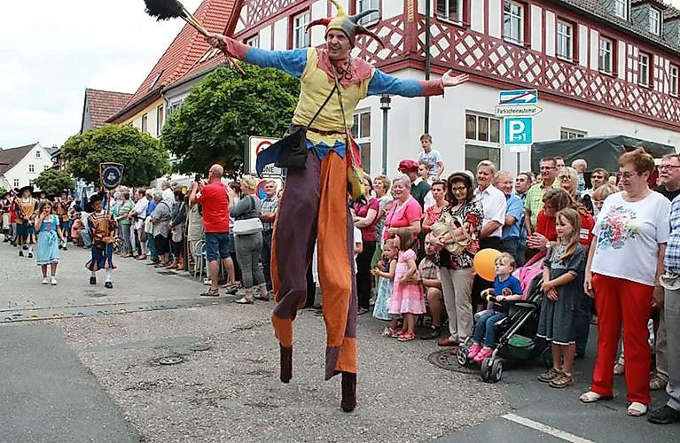 Ein Gaukler auf Stelzen unterhält die Besucher beim Altstadtfest in Bad Staffelstein.