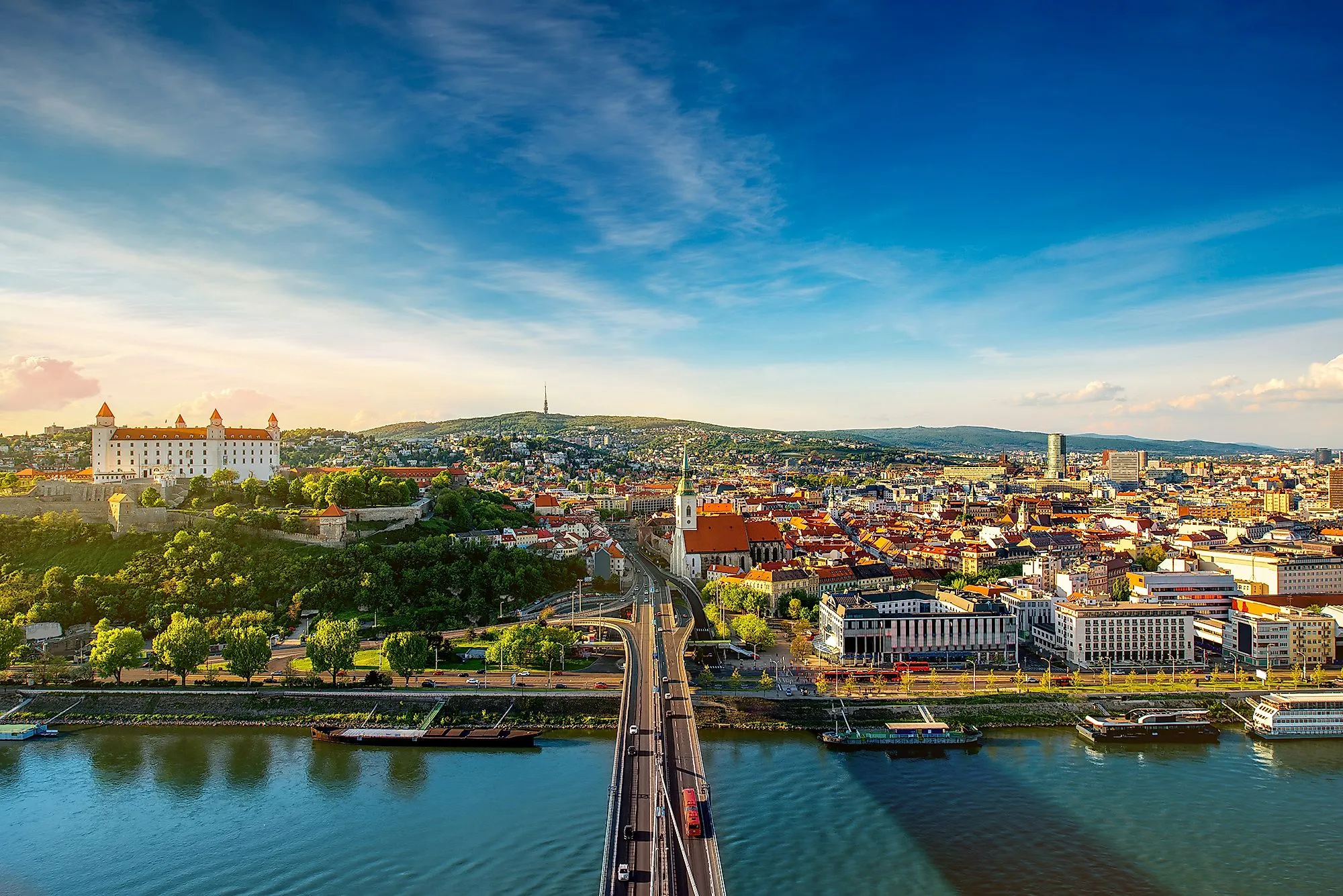 Panorama der Altstadt von Pressburg (Bratislava) mit der Burg und der Donau