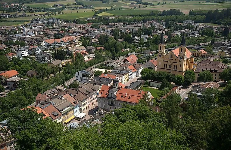 Uitzicht over het oude centrum van Bruneck in Zuid-Tirol met de parochiekerk St. Nicolaas in het Pusterdal