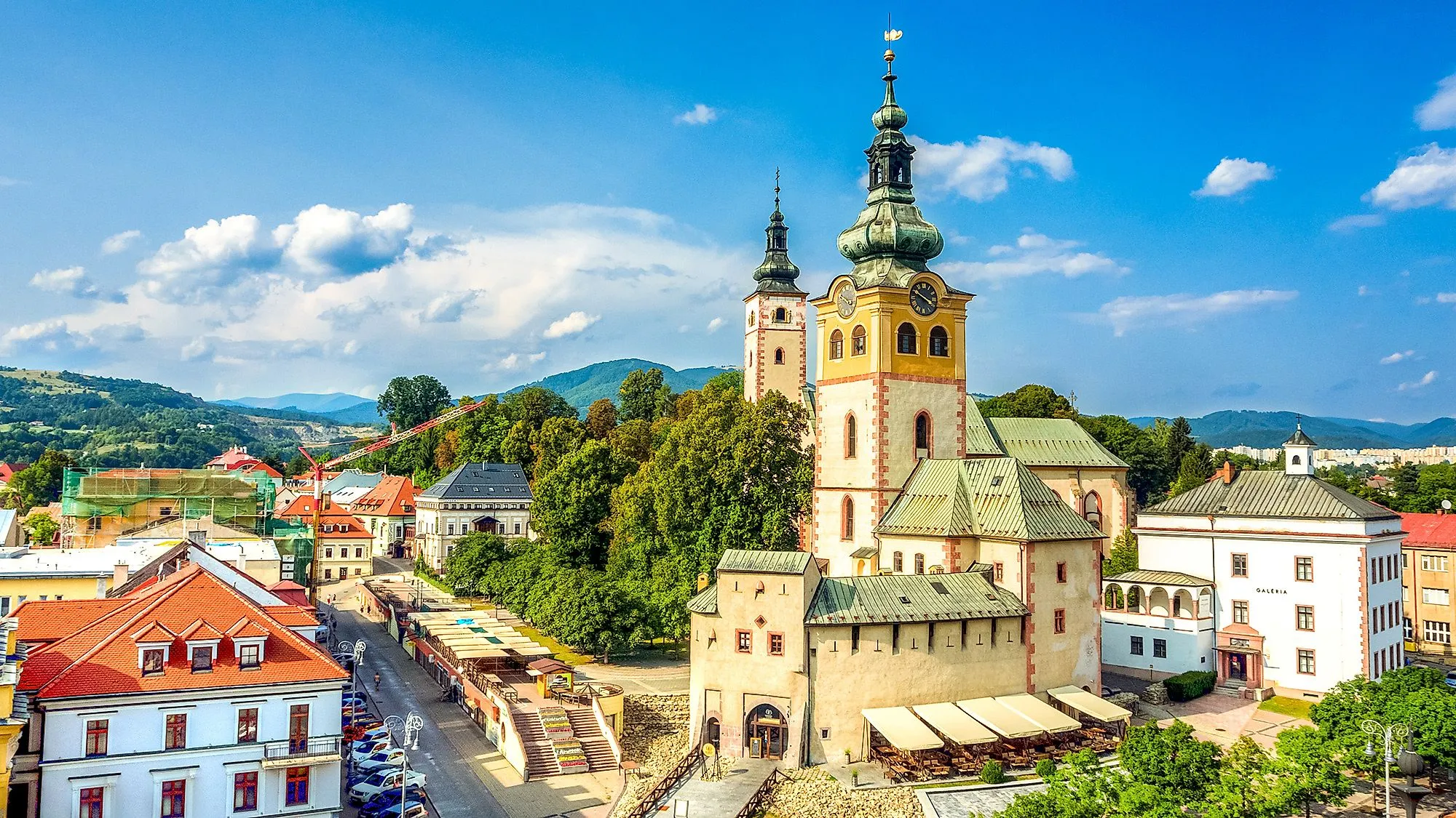 Historische Altstadt von Banská Bystrica mit Blick auf die Türme der Kirche