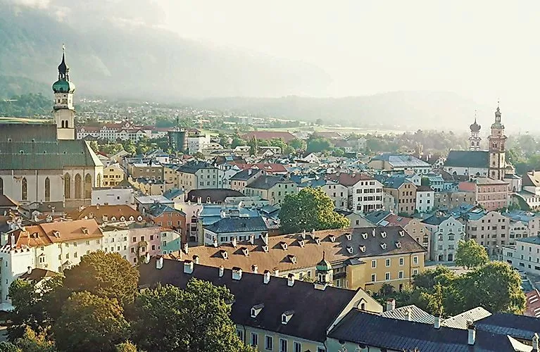 Blick über die Altstadt von Hall in Tirol mit Kirchtürmen und Alpen im Hintergrund