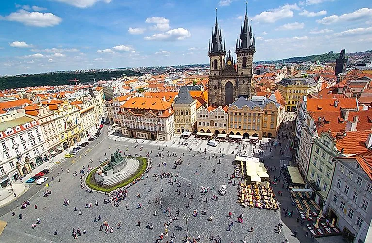 Blick auf den Altstädter Ring in Prag mit der Teynkirche und farbenfrohen historischen Gebäuden bei Sonnenschein