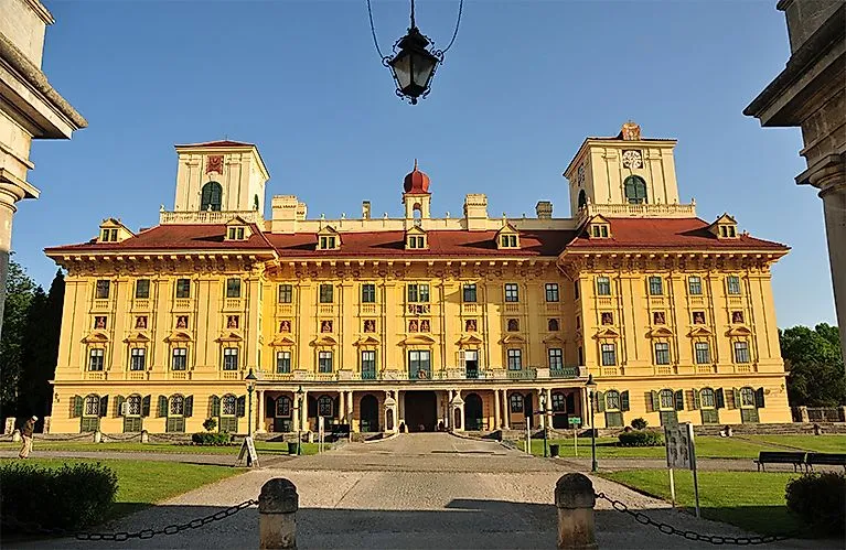 Prachtvolles Schloss Esterházy in Eisenstadt mit gelber Fassade und barocker Architektur unter klarem Himmel.