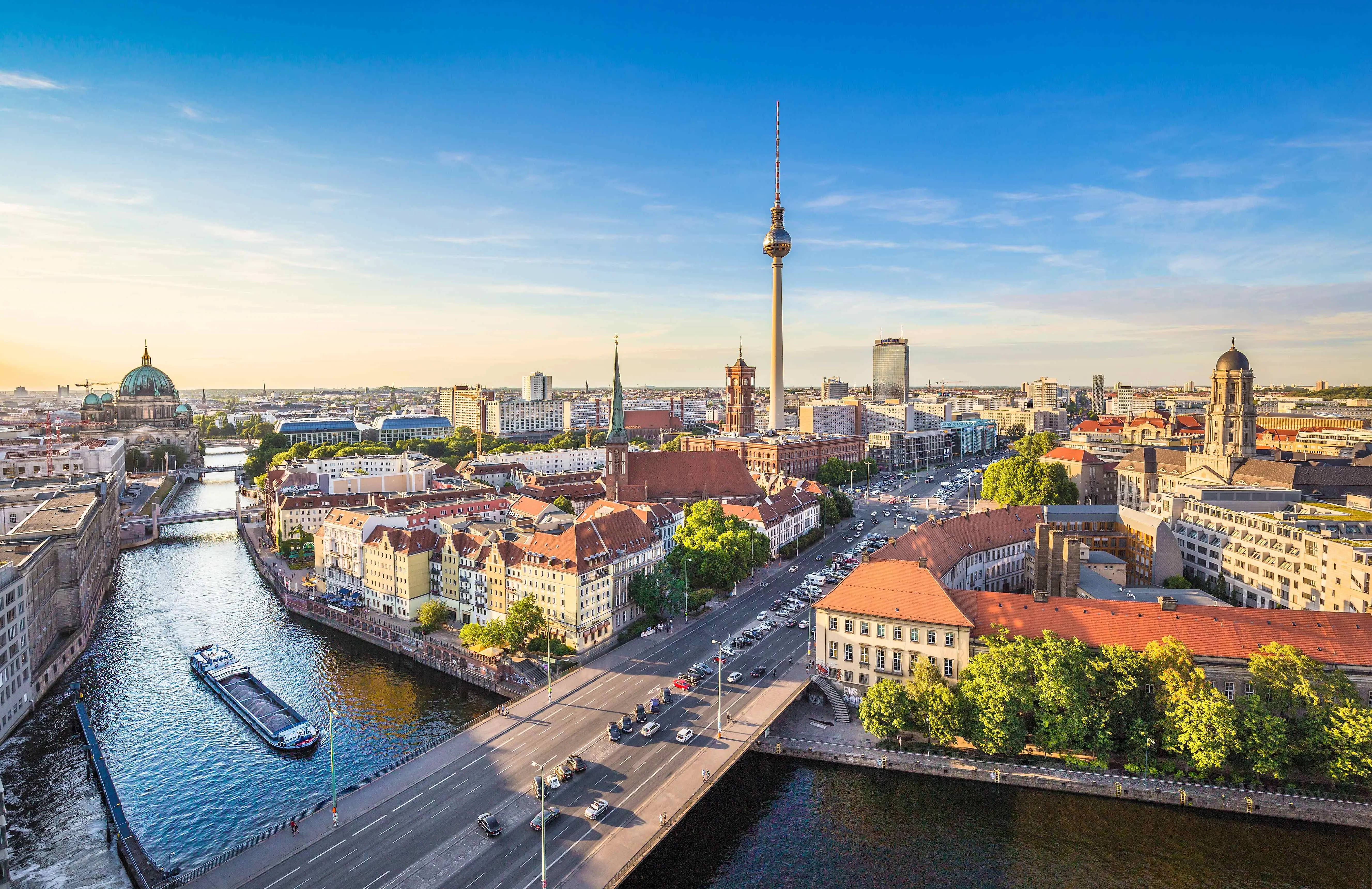 Skyline von Berlin mit Fernsehturm, Spree und Berliner Dom bei sonnigem Wetter