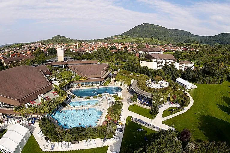 Außenansicht der PanoramaTherme Beuren mit Pools und Blick auf das umliegende Dorf und die Schwäbische Alb