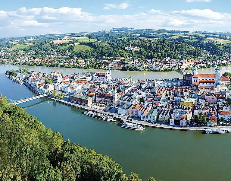 Panoramablick auf Passau mit Donau, Altstadt und Kreuzfahrtschiffen – Dreiflüsseeck zwischen Donau, Inn und Ilz