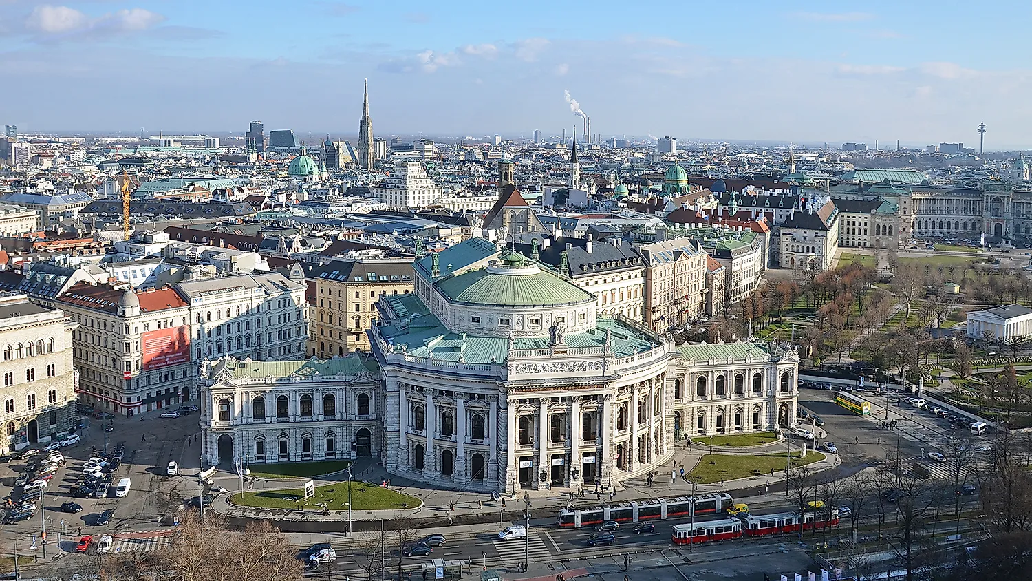 Vista su Vienna con il Burgtheater sulla Ringstrasse, la Cattedrale di Santo Stefano e il panorama del centro città