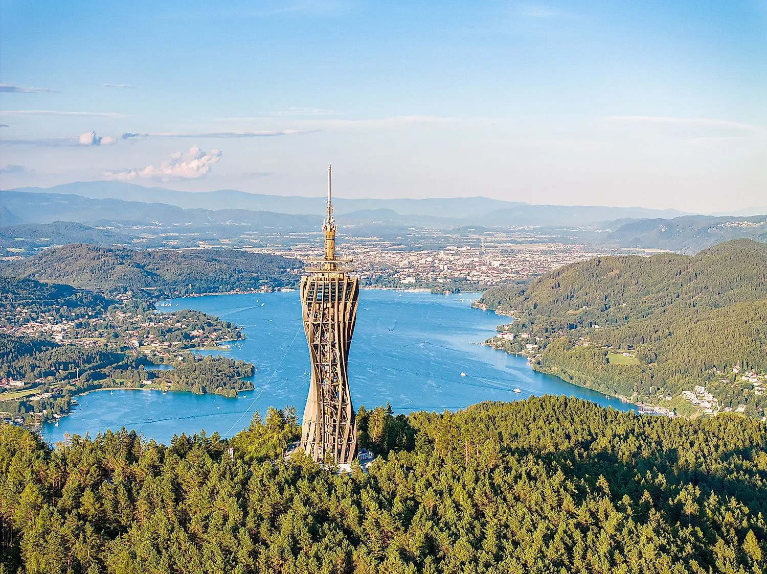 Vue du Pyramidenkogel sur le lac de Wörthersee et Klagenfurt