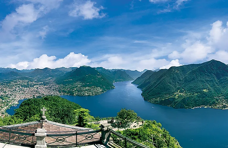 Panoramablick vom Monte San Salvatore auf den Luganersee und die umliegenden Berge