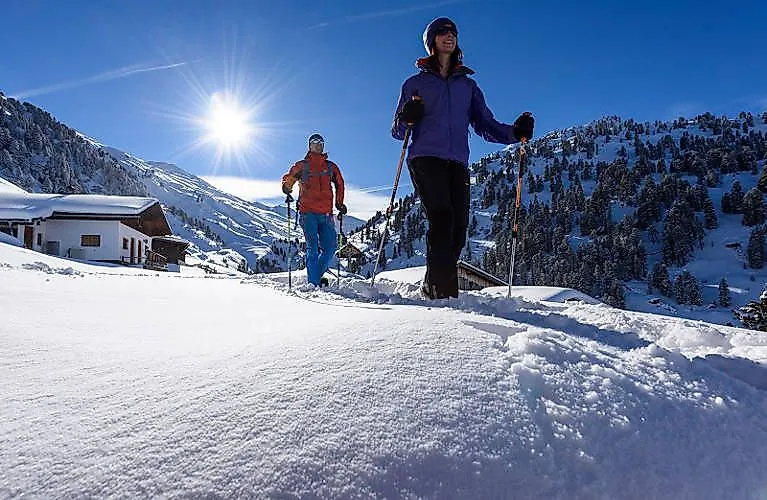 Zwei Schneeschuhwanderer in sonniger Winterlandschaft der Silberregion Karwendel
